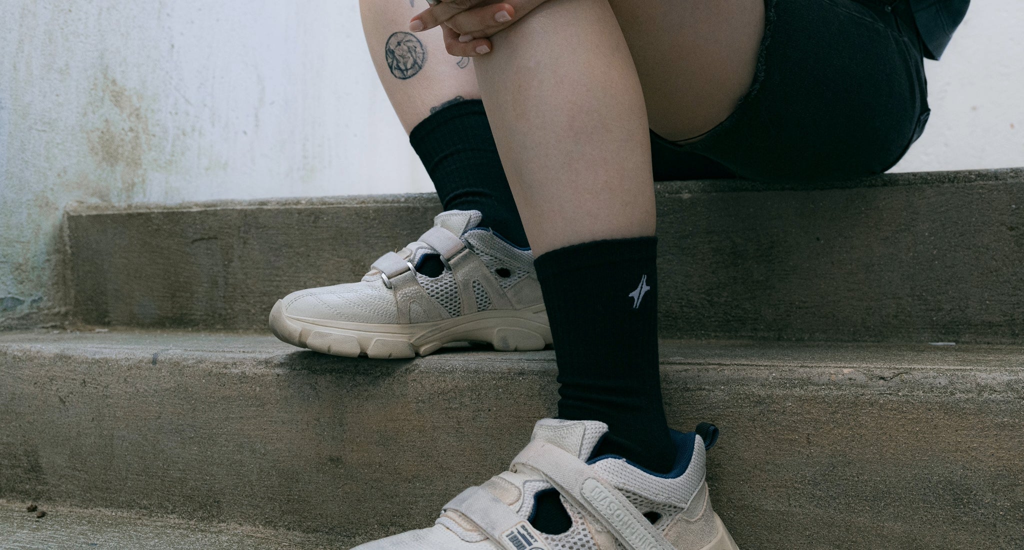Look Module 48 avec bagues argentées et chaussettes noires, photographié dans un escalier