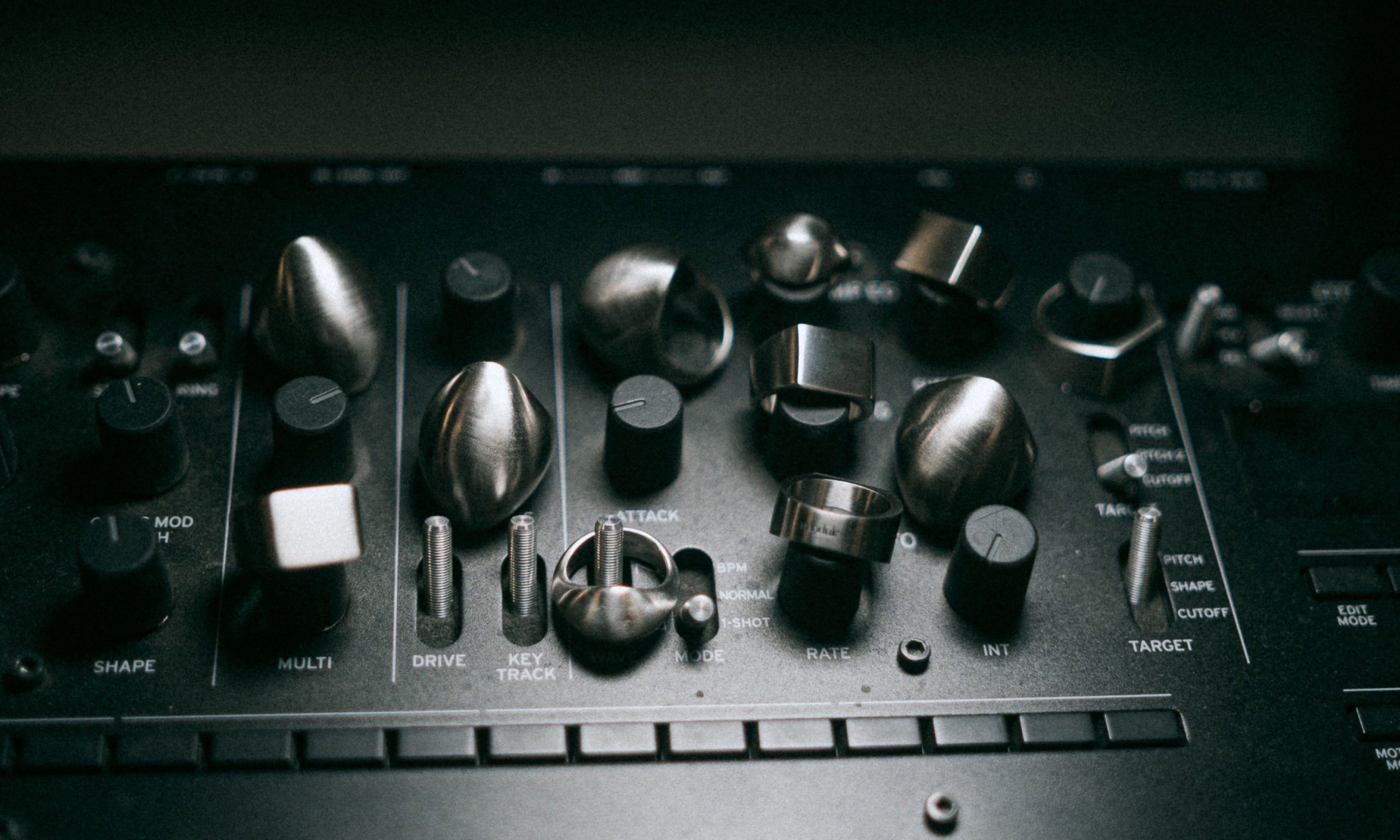 Bagues en acier Module 48 disposées sur un synthétiseur